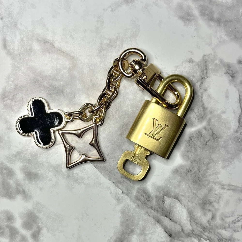 LOUIS VUITTON PadLock & Key #305 with Unbranded Gold & Black Clover Key Chain